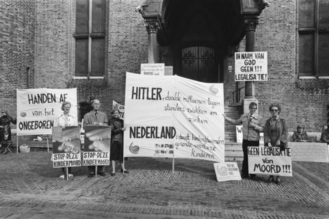 Demonstration against abortion at Binnenhof, September 23, 1976, abortions, demonstrations, The Netherlands, 20th century press agency photo, news to remember, documentary, historic photography 1945-1...