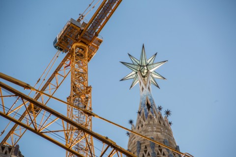 Barcelona, Catalonia, Spain. 2nd Dec, 2021. The new star of the Sagrada Familia in Barcelona is seen in the tower of the Virgen Maria.The new star of La Sagrada Familia in Barcelona in the tower of th...