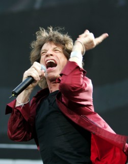 Mick Jagger of the Rolling Stones performs during a concert of the 'A Bigger Bang' Tour in Cologne, Germany, 23 July 2006. Photo: Rolf Vennenbernd