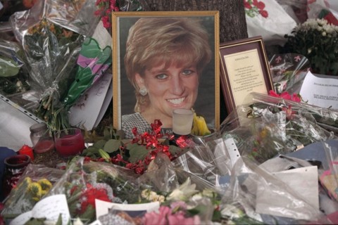 Mourners show their respects to Diana Princess of Wales in Kensington Palace Gardens 1997