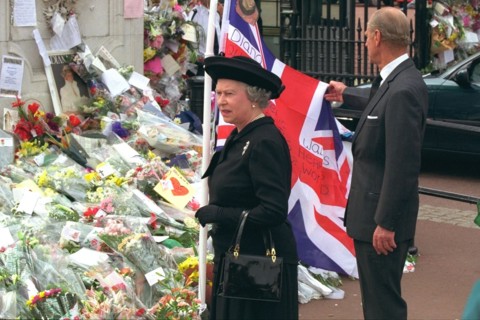 THE QUEEN AND THE DUKE OF EDINBURGH VIEWED THE FLORAL TRIBUTES OUTSIDE BUCKINGHAM PALACE TODAY LAID FOR PRINCESS DIANA.