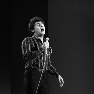 Französischer Jazz Sänger, Dichter und Maler Claude Nougaro, Deutschland 1960er Jahre. French jazz singer, poet and painter Claude Nougaro, Germany 1960s.