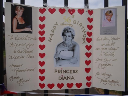 London, UK. 1st July, 2017. People Pay tribute to Princess Diana on her 56th birtday anniversary at Kensington Palace, London, UK Credit: Nastia M/Alamy Live News