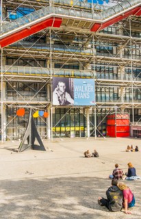 couples in font of centre georges pompidou