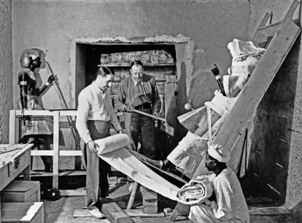 Howard Carter discovered Tutankhamun's tomb in the Valley of the Kings, near Luxor in Egypt in November 1922. Carter on left with Arthur Callender. Scanned from image material in the archive of Press ...