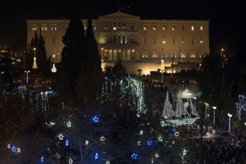 Athens, Greece. 9th Dec, 2016. Athenians gather at Syntagma square, just across the parliament, to watch the lighting of the municipality's Christmas Boat, an old Greek tradition. Credit:  Nikolas Geo...