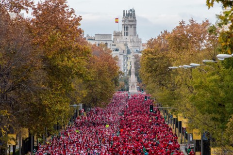 Madrid, Spain. 10th Dec, 2017. Thousands of people dressed like Santas participate in the annual Santa Claus run in Madrid, Spain. Credit: Marcos del Mazo/Alamy Live News