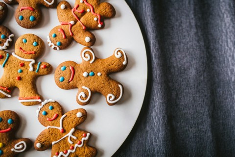 Gingerbread men on a dark background