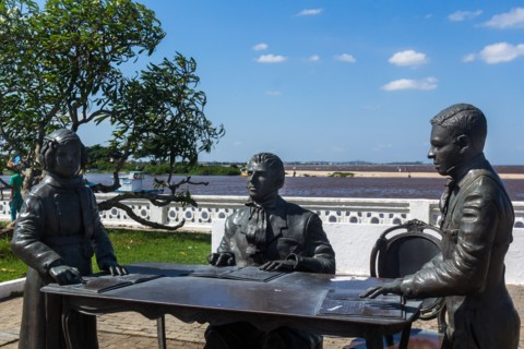 Monumento em homenagem aos 190 anos de Louis Braille, localizado na Avenida Presidente Feliciano Sodré. Macaé/RJ.