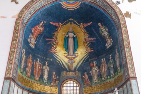 The central apse depicts the Virgin with Gregory VII, Archbishop Alfano I and Roberto il Guiscardo flanked by his wife in the act of donating the cath