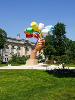 Bouquet of Tulips by Jeff Koons, dedicated to the friendship between France and the U.S., and to the victims of terrorist attacks, Paris, FR.