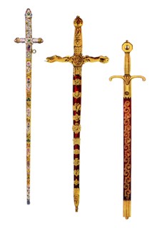 . English: From left to right: The jewelled Sword of Offering, the Sword of State, and the Sword of Mercy (Curtana). 1 British Coronation Swords