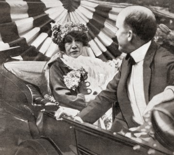 Sarah Bernhardt in Prospect Park, Brooklyn, New York, 1917.  Sarah Bernhardt born Henriette-Rosine Bernard, 1844 – 1923.  French stage actress.  From La Esfera, published 1921.