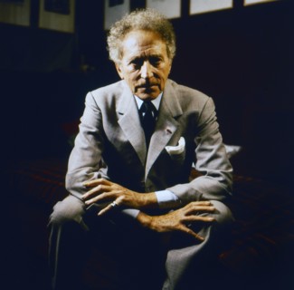 Jean Cocteau,  französischer Schriftsteller, Regisseur und Maler, in seinem Atelier in Paris, Frankreich um 1960. French author, director and painter Jean Cocteau at his studio n Paris, France around ...