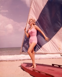 1960s BLOND WOMAN BEAUTY IN PINK SWIM WEAR BATHING SUIT POSED ON BLUE WHITE SAIL BOAT SAILFISH BOAT ON SUMMER SEASHORE BEACH - kg2693 SCH002 HARS WEAR LIFESTYLE OCEAN BEAUTIFUL SWIM GROWNUP ONE PERSON...