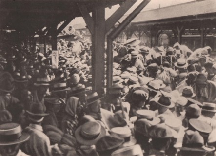 Japan Earthquake 1923: Crowds of refugees departing for the provinces by trains from shinagawa station (Tokyo)