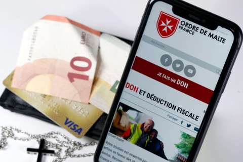 Fundraising on a smartphone for Ordre de Malte.  France.