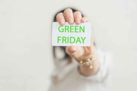 Credit card with the inscription GREEN FRIDAY in a female hand.
