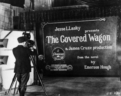 Filming the Title Card for J. WARREN KERRIGAN and LOIS WILSON in THE COVERED WAGON 1923 director JAMES CRUZE novel Emerson Hough Silent movie producer Jesse L. Lasky Paramount Pictures