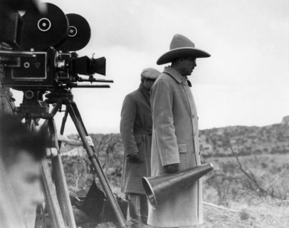 Director KING VIDOR with megaphone and film crew with 35mm and 70mm movie cameras filming BILLY THE KID 1930 book Walter Noble Burns dialogue Laurence Stallings technical advisor William S. Hart Metro...