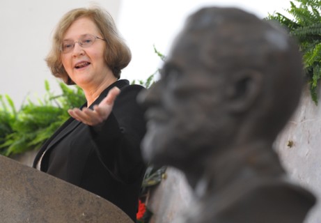 US biologist Elisabeth H. Blackburn from San Francisco stands next to a bust of Paul Ehrlich and talks during the award ceremony of the Paul Ehrlich and Ludwig Darmstaedter Prize 2009 at Paulskirche i...