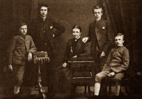 Family Portrait of the Mondrian family. From left to right: Carel (1880-1956) Piet (1872-1944) Johanna (1870-1939) Willem (1874-1945) Louis (1877-1943) The photo is dated 1890.