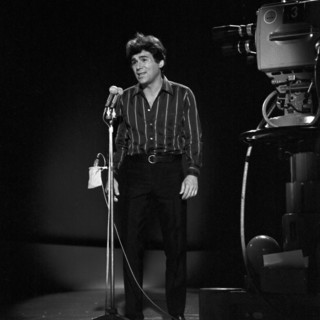 Französischer Jazz Sänger, Dichter und Maler Claude Nougaro, Deutschland 1960er Jahre. French jazz singer, poet and painter Claude Nougaro, Germany 1960s.