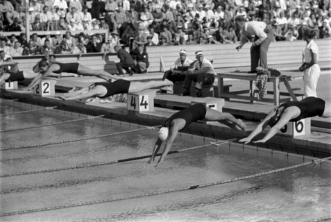 Summer Olympics 1936 - Germany, Third Reich - Olympic Games, Summer Olympics 1936 in Berlin. Women swimming competition at the swimming stadium. Jump into the pool, Image date August 1936. Photo Erich...