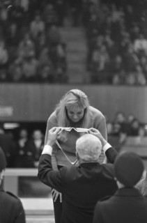 Winter Olympics in Grenoble. Honour of Carry Geijssen, winner of the gold medal in skating for women over 1000 meters. Date: 11 February 1968 Location: Grenoble Keywords: skating, sport Person name: G...