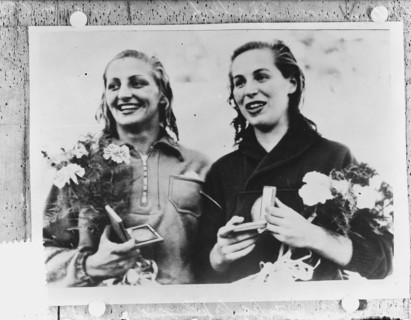 Hannie Termeulen (left), silver on the 100 m freestyle at the 1952 Olympics), right Katalin Szöke (Hungary), winner. Date: July 28, 1952 Keywords: winners, swimming Person name: Hannie Termeulen, Kata...