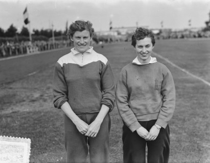 Gé de Jong en Nel Büch (athletics) Annotation: Selected for the relay team 4x100 mete for the Olympic Games in Helsinki Date: July 18, 1952 Keywords: athletes, athletics Personal name: Büch, Nel, Jong...