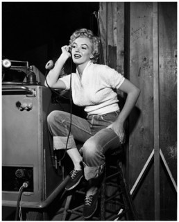1951 , september , HOLLYWOOD , USA : The american actress MARILYN MONROE ( 1926 - 1962 ) in blue jeans during the making-of  movie CLASH BY NIGHT ( 1952 - La confessione della signora Doyle ) by Fritz...