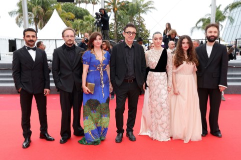 Cannes, Frankreich. 19th May, 2023. Musab Ekici, Deniz Celiloglu, Ebru Ceylan, Nuri Bilge Ceylan, Merve Dizdar, Ece Bagci und Erdem Senocak bei der Premiere des Kinofilms 'Kuru Otlar Üstüne/About Dry ...