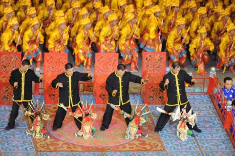 Chinese pupeteers perform during the Opening Ceremony of the Beijing 2008 Olympic Games at the National Stadium, known as Bird's Nest, Beijing, China, 08 August 2008. Photo: Peer Grimm ###dpa###