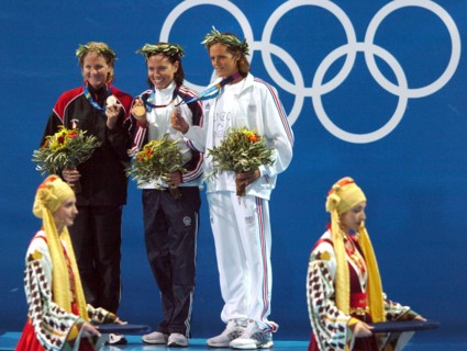 KRT SPORTS STORY SLUGGED: OLY-SWIMMING KRT PHOTO BY KARL MONDON/CONTRA COSTA TIMES (August 16) ATHENS, GREECE  -- Gold medalist Natalie Coughlin, center, stands with silver medalist Kirsty Coventry of...