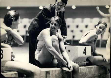 1964 - Tokyo Olympics: Dawn Fraser, chats with one of her team mates at the Olympic Pool. The Australian swimmer looks confident of winning a gold medal. © Keystone Pictures USA/ZUMAPRESS.com/Alamy Li...