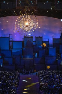 Rio de Janeiro, RJ, Brazil. 5th Aug, 2016. XXXI OLYMPIC GAME OPENING CEREMONY: The Olympic cauldron shines it light at Maracana Stadium during the 2016 Rio Summer Olympics games. Credit:  Paul Kitagak...