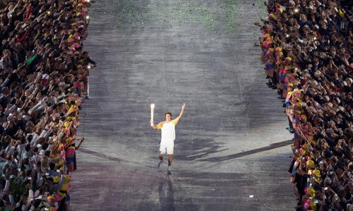 Rio de Janeiro, RJ, Brazil. 5th Aug, 2016. XXXI OLYMPIC GAME OPENING CEREMONY: Olympic torchbearer acknowledges fans inside of Maracana Stadium during the 2016 Rio Summer Olympics games. Credit:  Paul...