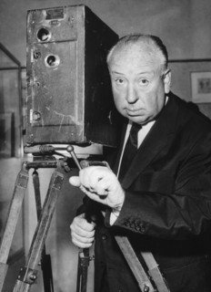 5058144 (900326) Alfred HITCHCOCK, britischer Regisseur, Portrait neben einer Filmkamera. "Jede Nutzung ist honorarpflichtig