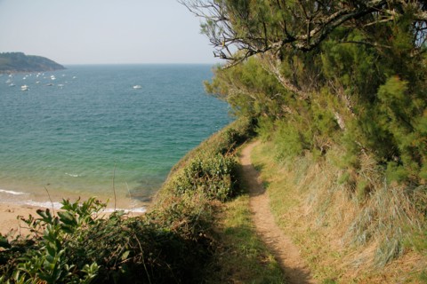 Coastal path, hiking trail GR34, between Cancale and St Malo (St Coulomb, Ille et Vilaine, Brittany, France).