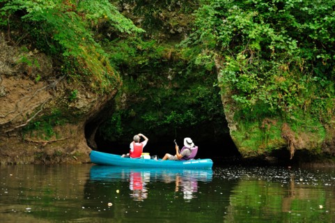 Vezere River near Les Eyzies-de-Tayac-Sireuil, Dordogne Department, Aquitaine, France