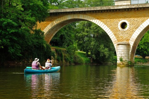 Vezere River near Les Eyzies-de-Tayac-Sireuil, Dordogne Department, Aquitaine, France