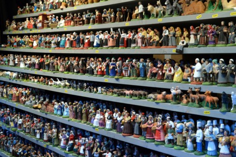 Several hundred santons place in a row on shelves