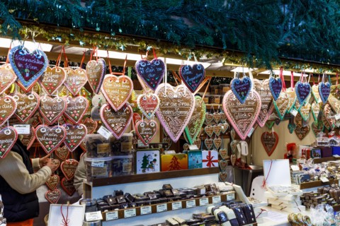 Vienna, Austria, 10th December 2017. Confectionary stall with a display of typical heart-shaped sweets at the traditional festive season Viennese Christmas Market in Rathausplatz (Christkindlmarkt am ...