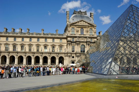 Paris, the Louvre museum, pyramid, the queue at the entrance