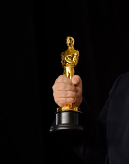 Los Angeles, California, USA. 4th March, 2018. Winner holding his Oscar statuette at the 90th Academy Awards Awards at the Dolby Theartre, Hollywood Picture: Sarah Stewart Credit: Sarah Stewart/Alamy ...