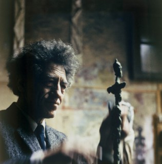Alberto Giacometti, Schweizer Bildhauer, Maler und Grafiker, in seinem Atelier in Paris, Frankreich 1962. Swiss sculptor, painter and graphic artist Alberto Giacometti at his studio in Paris, France 1...