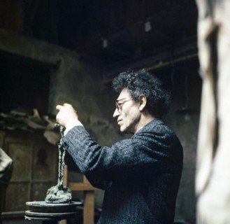 Alberto Giacometti, Schweizer Bildhauer, Maler und Grafiker, in seinem Atelier in Paris, Frankreich 1962. Swiss sculptor, painter and graphic artist Alberto Giacometti at his studio in Paris, France 1...