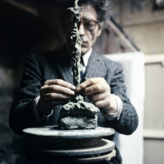 Alberto Giacometti, Schweizer Bildhauer, Maler und Grafiker, in seinem Atelier in Paris, Frankreich 1962. Swiss sculptor, painter and graphic artist Alberto Giacometti at his studio in Paris, France 1...