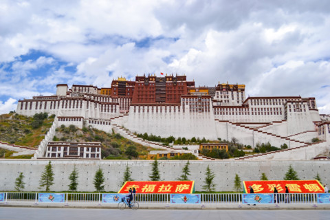 Potala Palace, the original residence of the Dalai Lama and the most important architecture of Tibetan Buddhism in Lhasa, Tibet, China